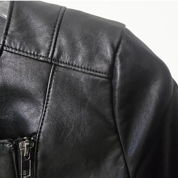 GUESS Size XS Faux-Leather Collarless Moto Black Zipper Jacket Waist Length - Picture 9 of 16